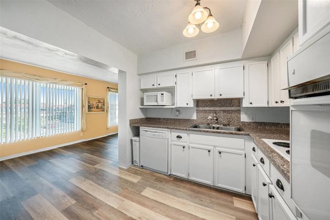 APT-66 - 2002 Australia Way E, Condo with 2 bedrooms, 2 bathrooms and null parking in CLEARWATER FL | Image 10