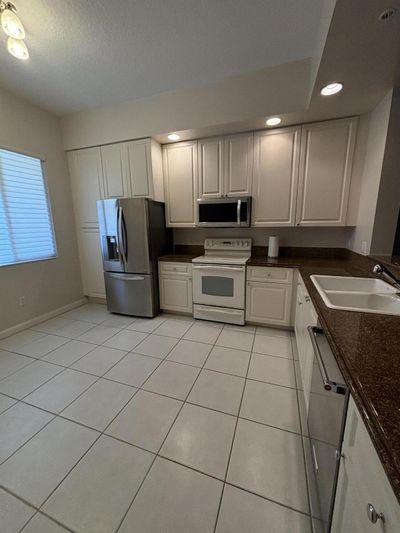 302 - 10 Harbour Isle Drive E, Condo with 2 bedrooms, 2 bathrooms and null parking in Fort Pierce FL | Image 2