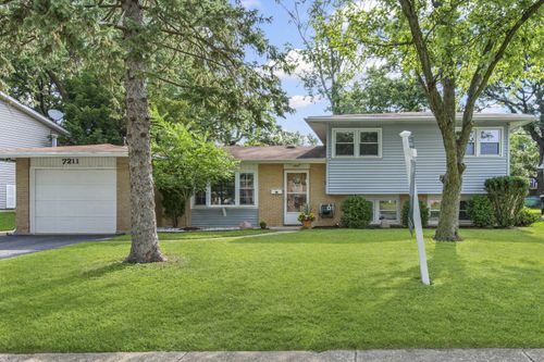 7211 Sprucewood Ave, Woodridge, IL, 60517-2211 | Card Image