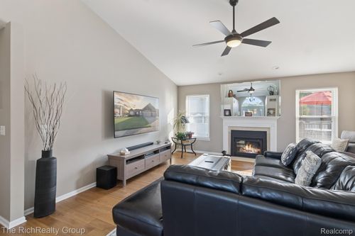 20149 Metzger Dr, Rockwood, MI, 48173-8628 | Card Image