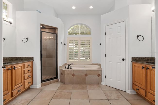 OWNER'S BATH | Image 41