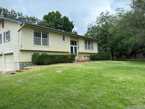 135 County Road 130, Floresville, TX, 78114-3143 | Card Image