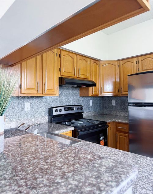 10j-2001 Nw 96th Ter, Pembroke Pines, FL, 33024-3034 | Card Image