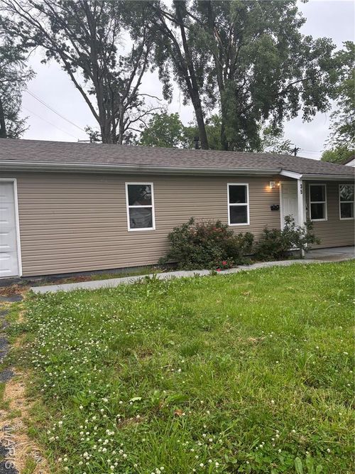 35 Saint Justin Dr, East Saint Louis, IL, 62206-1624 | Card Image