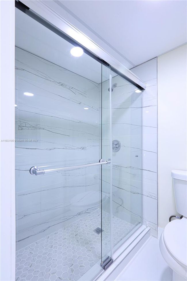 APT-117 - 200 177 Th Dr, Condo with 1 bedrooms, 1 bathrooms and null parking in Sunny Isles Beach FL | Image 11