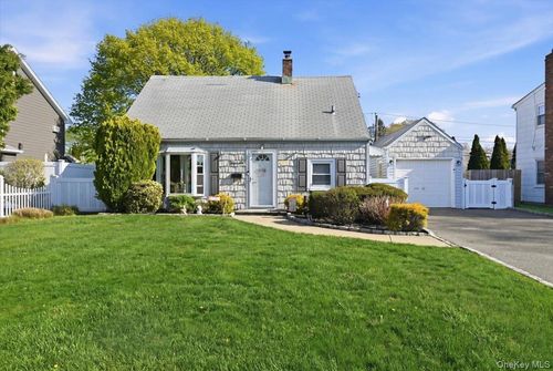 13 Grove Ln, Levittown, NY, 11756-1016 | Card Image