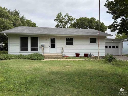 401 E 8th St, Beloit, KS, 67420-1717 | Card Image
