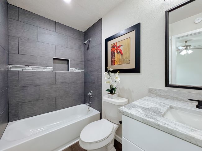 Full bath with vanity and toilet | Image 27