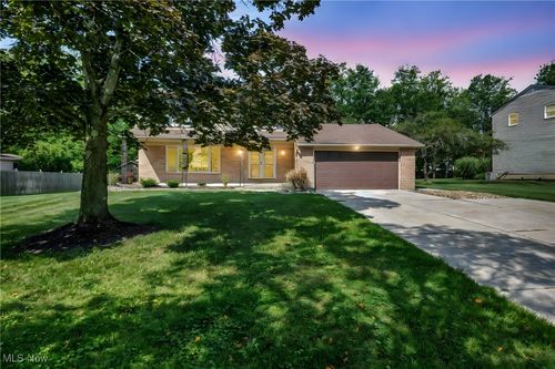 8076 Twin Oaks Dr, Broadview Heights, OH, 44147-1023 | Card Image