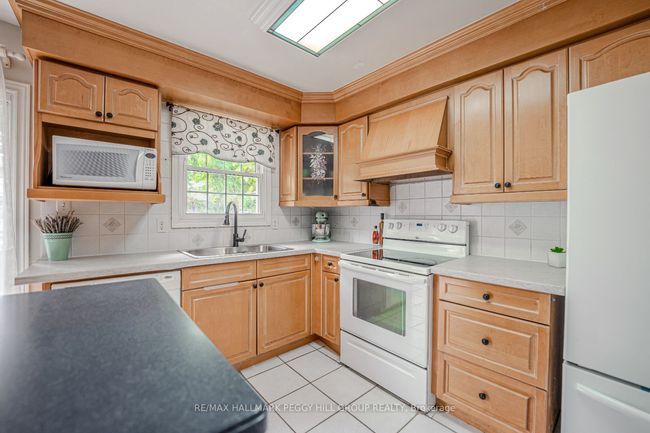 9 Oriole Crt, House other with 3 bedrooms, 2 bathrooms and 4 parking in Barrie ON | Image 6