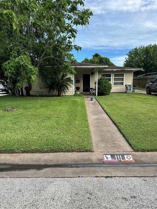 111 Marlin Ave, Galveston, TX, 77550-3127 | Card Image