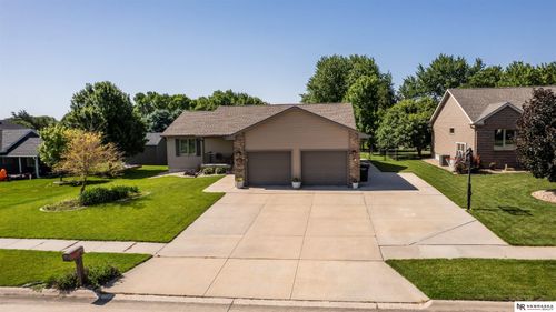 609 Leisure Ln, Hastings, NE, 68901-2564 | Card Image