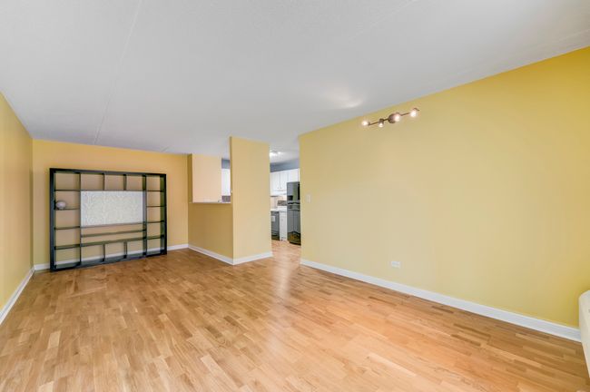 APT-214 - 5550 Astor Ln, Condo with 2 bedrooms, 1 bathrooms and 2 parking in Rolling Meadows IL | Image 4