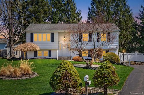 8 Puritan Ln, Washingtonville, NY, 10992-1324 | Card Image