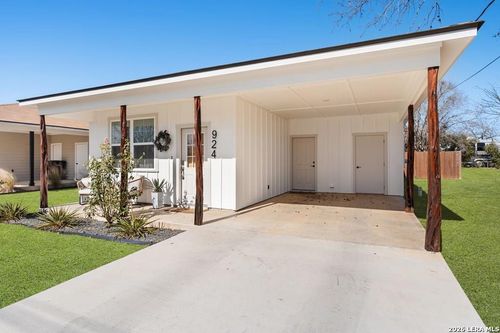 924 Apple St, Fredericksburg, TX, 78624-5212 | Card Image