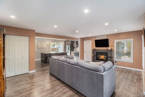 6391 Rowley Blvd, Waterford, MI, 48329-3255 | Card Image