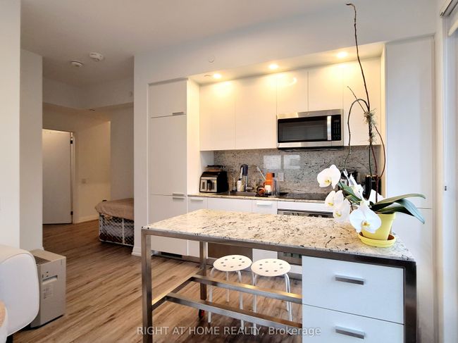 1107 - 75 Canterbury Pl, Condo with 2 bedrooms, 2 bathrooms and 1 parking in North York ON | Image 5