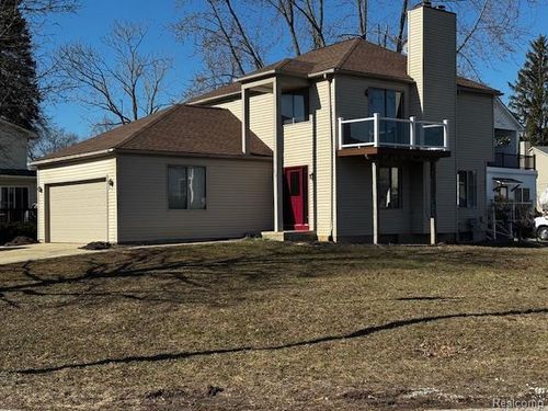 210 Rosebud St, Walled Lake, MI, 48390-3451 | Card Image