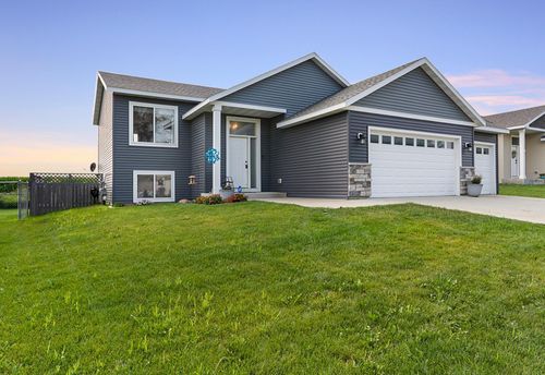 210 Whitetail Ln, Kenyon, MN, 55946-1421 | Card Image