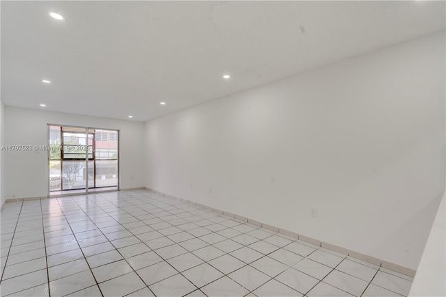 APT-220 - 6095 W 19 Th Ave, Condo with 2 bedrooms, 2 bathrooms and null parking in Hialeah FL | Image 13