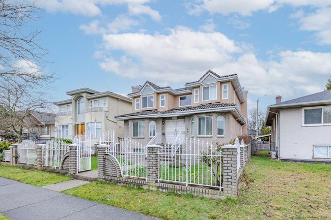 2169 E 48 Th Avenue, House other with 5 bedrooms, 4 bathrooms and 3 parking in Vancouver BC | Image 2
