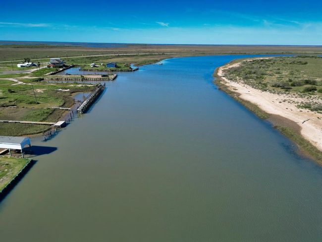 1709 County Road 441 D, House other with 3 bedrooms, 2 bathrooms and null parking in Brazoria TX | Image 4