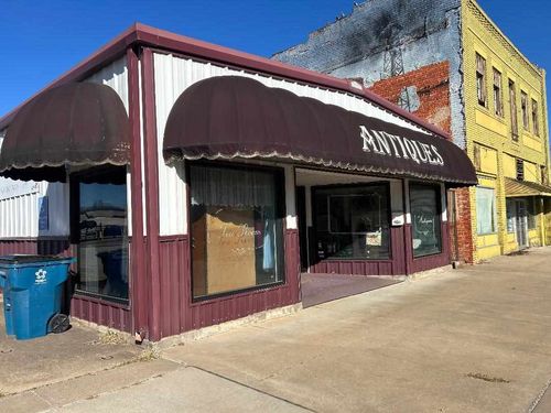 305 E Broadway St, Drumright, OK, 74030-3805 | Card Image