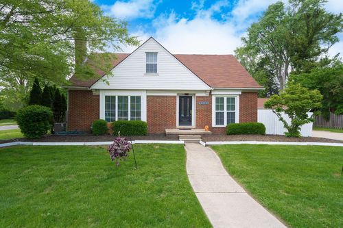 15501 E Jefferson Ave, Grosse Pointe Park, MI, 48230-1384 | Card Image