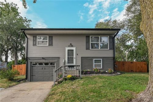 18108 E Shoshone Dr, Independence, MO, 64058-1143 | Card Image