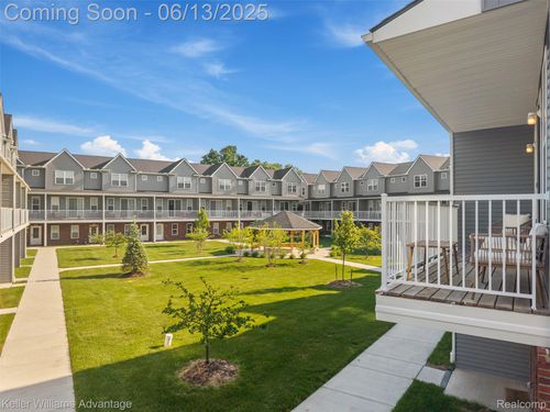 3947 Trailwaycommons Cir, Auburn Hills, MI, 48326-3988 | Card Image