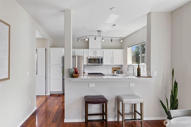 Kitchen eating bar with quartz counters | Image 14