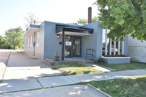 18 E Jefferson St, Jefferson, OH, 44047-1112 | Card Image