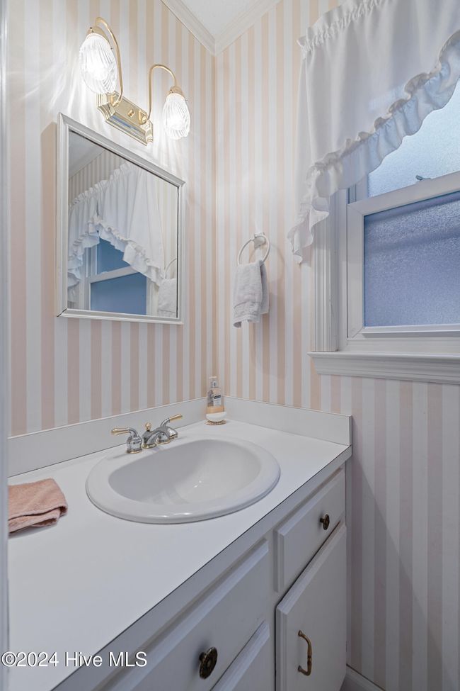 Upstairs Full Bath | Image 20