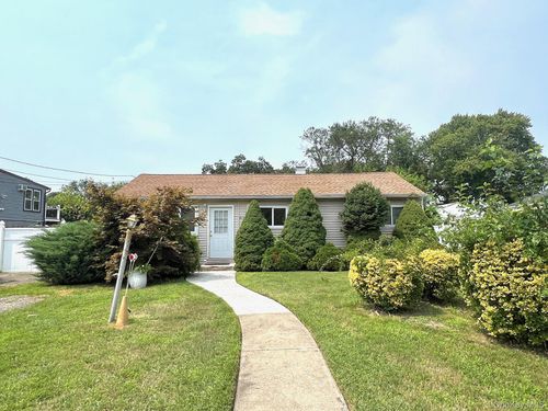 1656 N Thompson Dr, Bay Shore, NY, 11706-1329 | Card Image