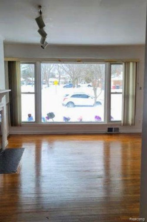 27182 Spring Arbor Dr, Southfield, MI, 48076-3541 | Card Image