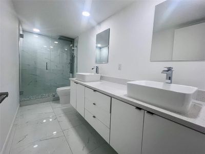 14C - 5555 Collins Ave, Condo with 1 bedrooms, 1 bathrooms and null parking in Miami Beach FL | Image 2