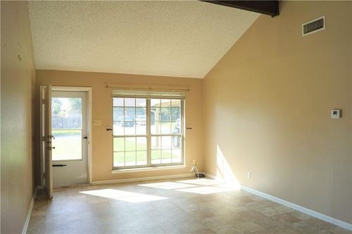 b-101 Stubblefield Dr, Elgin, TX, 78621-1105 | Card Image