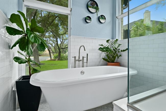 Soaking tub. | Image 15