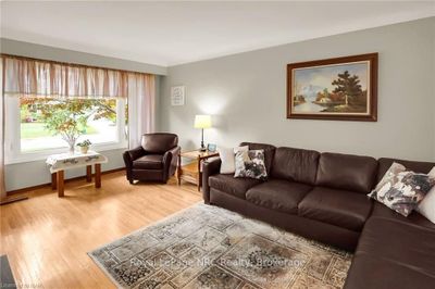 59 Burness Dr, House other with 3 bedrooms, 2 bathrooms and 6 parking in Saint Catharines ON | Image 3