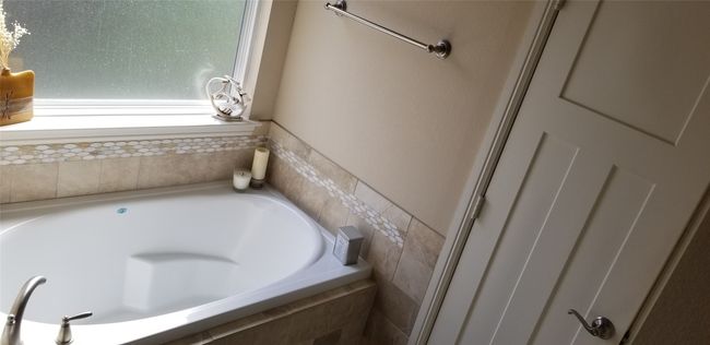 Master separate tub and shower | Image 9