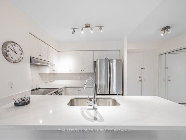 413 - 35 Kingsbridge Garden Cir, Condo with 2 bedrooms, 2 bathrooms and null parking in Mississauga ON | Image 10
