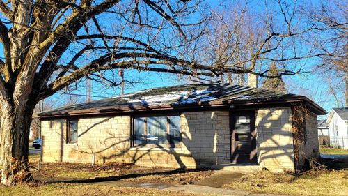 106 W Walnut St, Pierceton, IN, 46562-9039 | Card Image