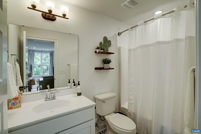 Guest bathroom. | Image 46