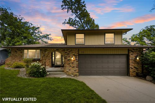 2040 Sandalwood Dr Ne, Cedar Rapids, IA, 52402-3742 | Card Image