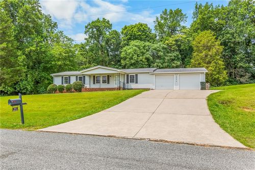 363 North Rd, Thomasville, NC, 27360-8944 | Card Image