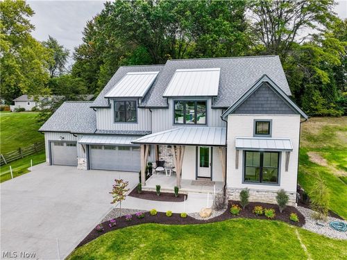 550 Woodlands Glen Ave, Hartville, OH, 44632-9246 | Card Image