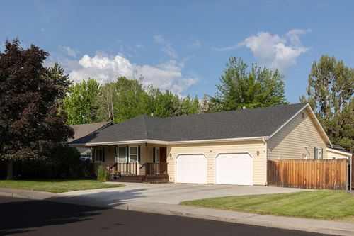 793 Se Shadowood Dr, Bend, OR, 97702-2482 | Card Image