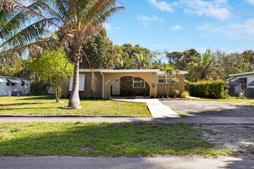 830 Ne 140th St, North Miami, FL, 33161-3255 | Card Image