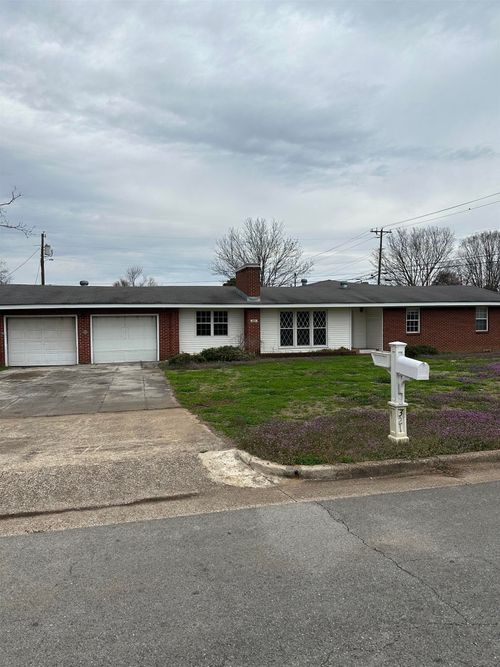 321 W Richton Ave, Muscle Shoals, AL, 35661-2827 | Card Image