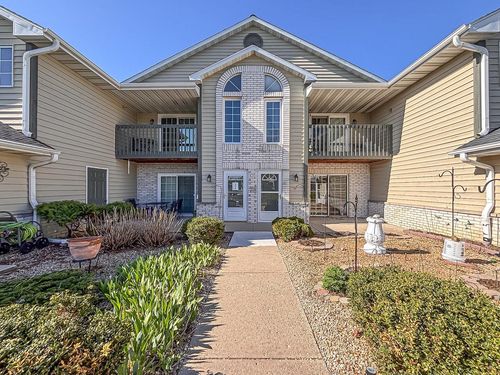 2-W240N2510 E Parkway Meadow Circle, Pewaukee, WI, 53072 | Card Image
